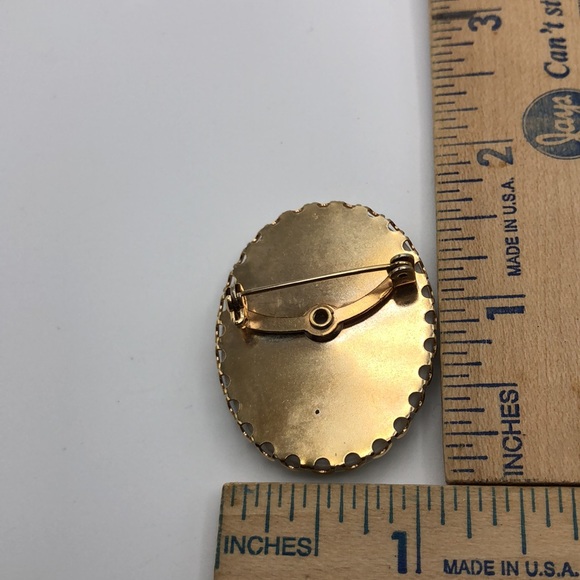Vintage Victorian Brooch Oval Romantic Porcelain Cabochon Gold tone frame - Picture 3 of 4